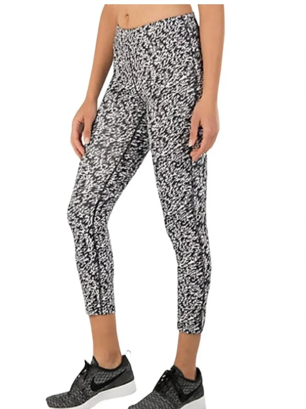 Nike Pronto Essential Running Crop Leggings in Black & White Print | Size Large